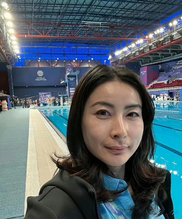 大家发现没，郭晶晶发在自己账号的照片，都是不美颜，不化妆，更没有任何滤镜，反而更