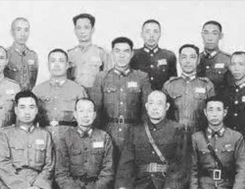抗战胜利后，作为杂牌部队师长的鲍汝澧想要投奔八路军，但他的部下都不赞成，觉得他的