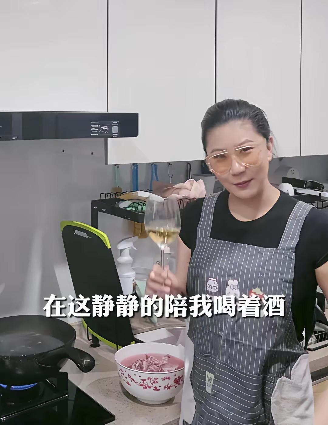 谢贤前女友已经41岁了，从曼妙少女变成了中年妇女，她还没有结婚生子，回河南老家住