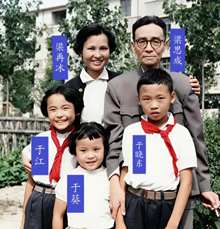 1965 年，建筑大师梁思成晚年的团圆时刻的合影。女儿梁再冰携子女前来...