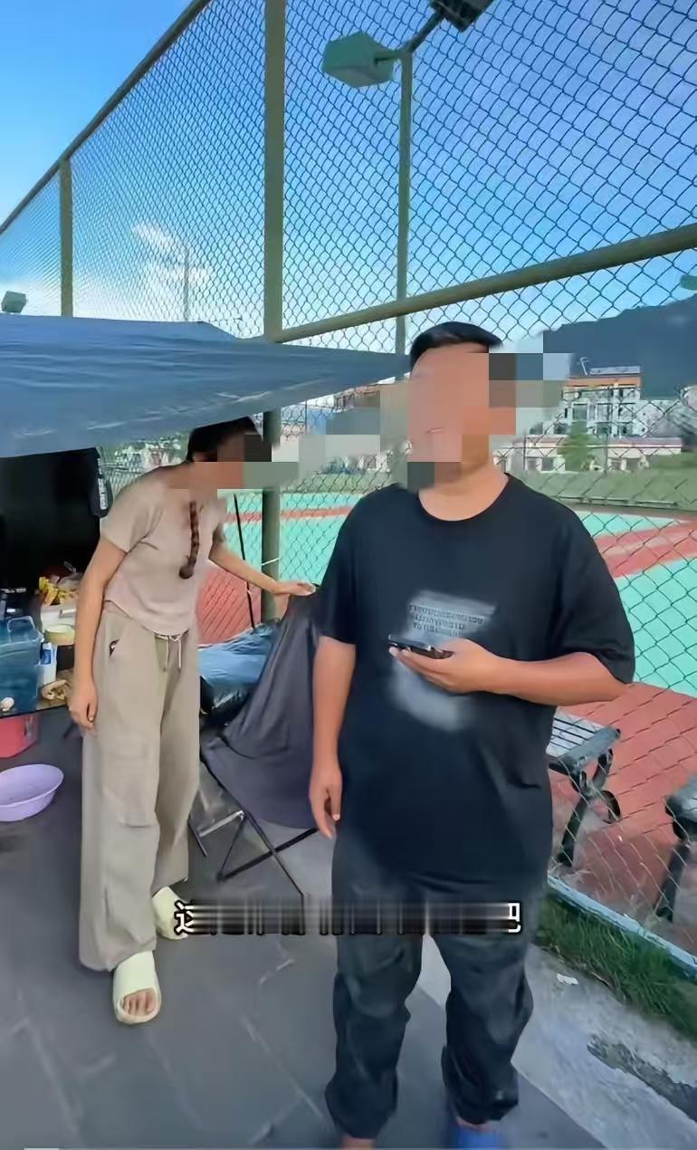 50岁大叔和20岁女孩结伴骑行翻车，大叔花了3万多到达终点女孩突然失联。仰天大笑