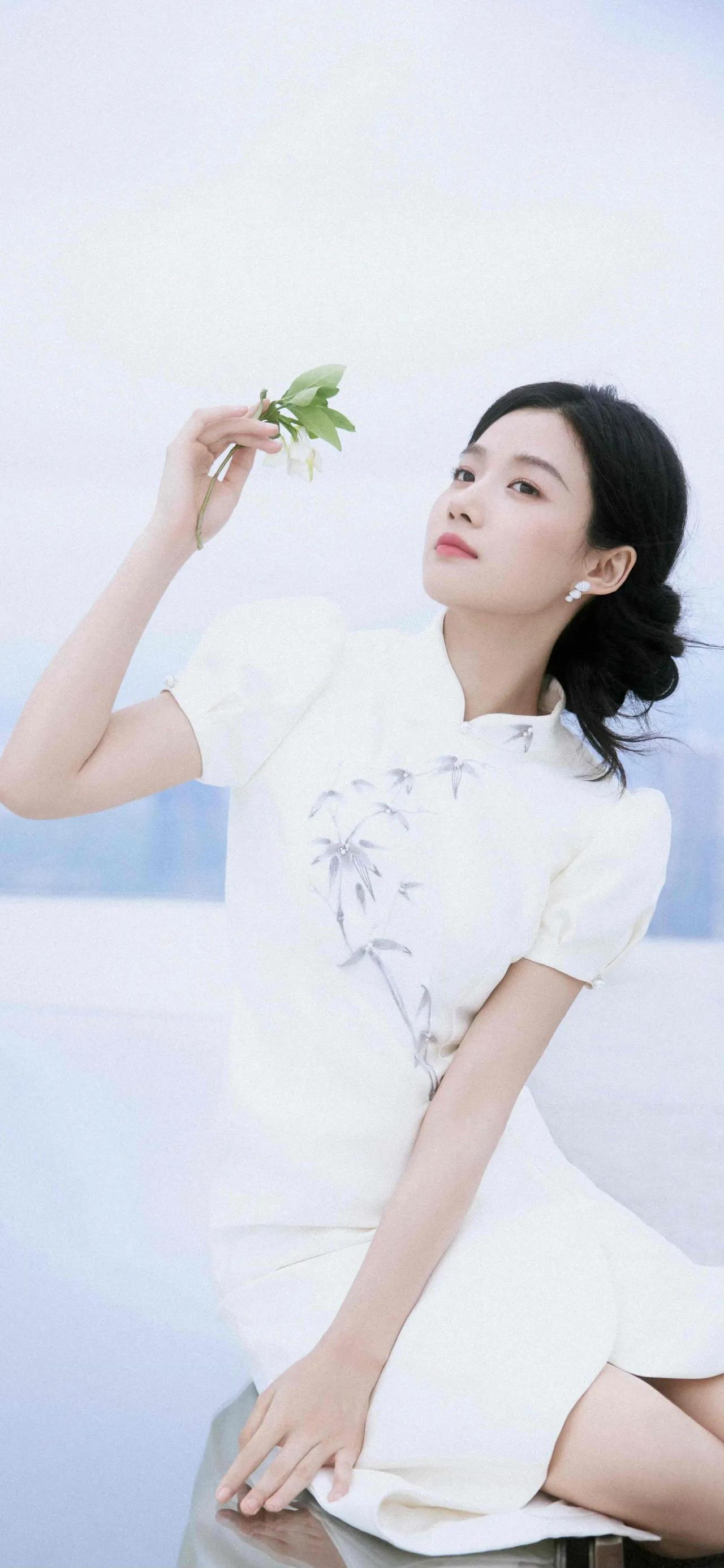 美女壁纸～卢昱晓，一袭月白旗袍，立领温婉，竹影纹样清雅如画。盘发优雅，笑靥温柔，