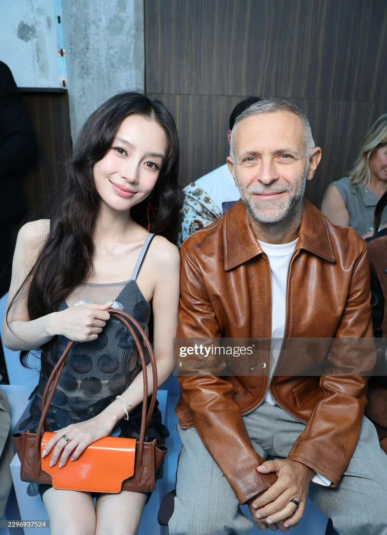 Angelababy米兰时装周生图刷到这组无修图真的惊艳到，蓬松卷发配上这套造