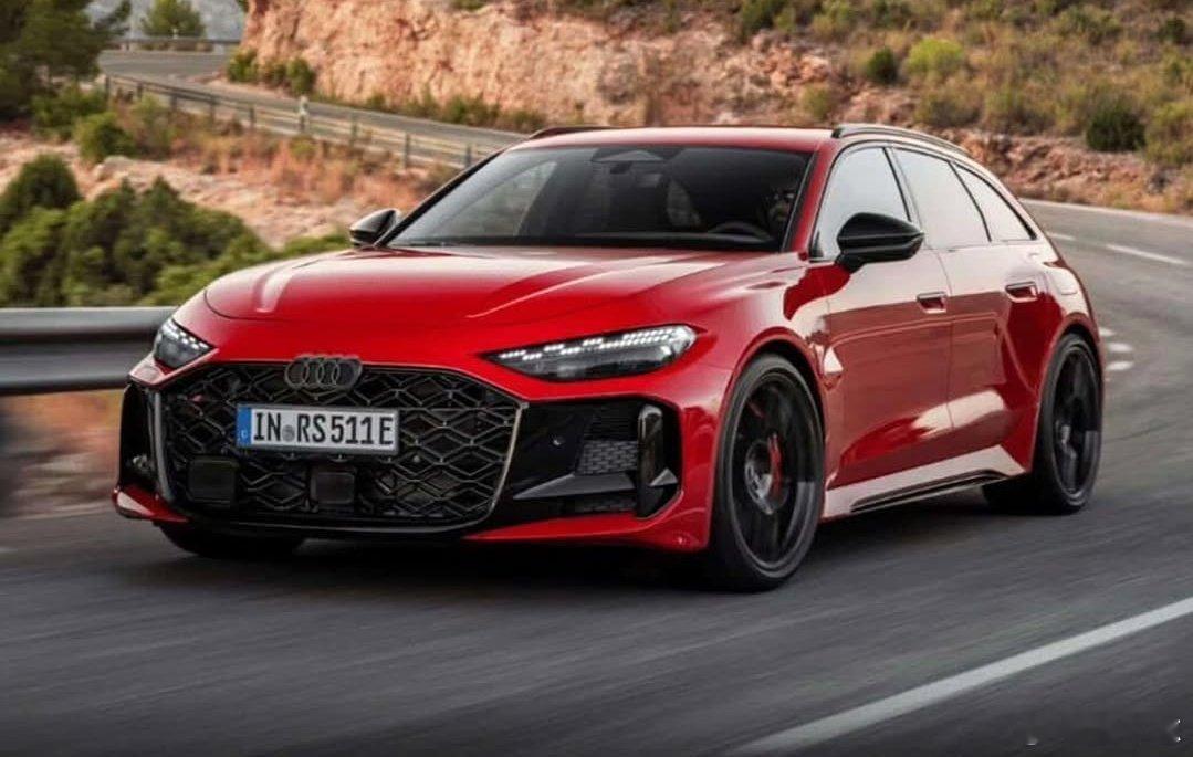 型车街拍奥迪RS5轿车和旅行版官图提前泄密。低趴宽体，塞得鼓鼓囊囊的饱满轮拱，