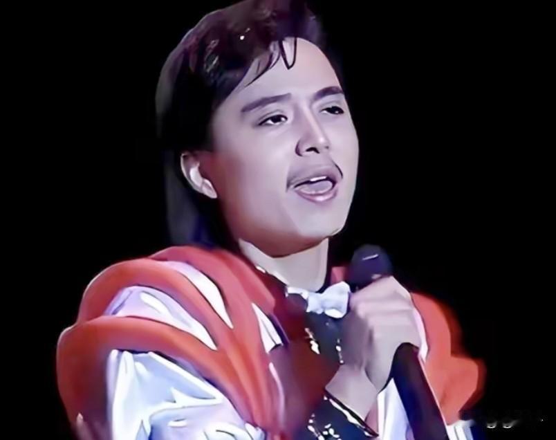 歌手周峰失踪了，至今下落不明。2011年5月8日，在深圳罗湖，周峰独自背着包离开