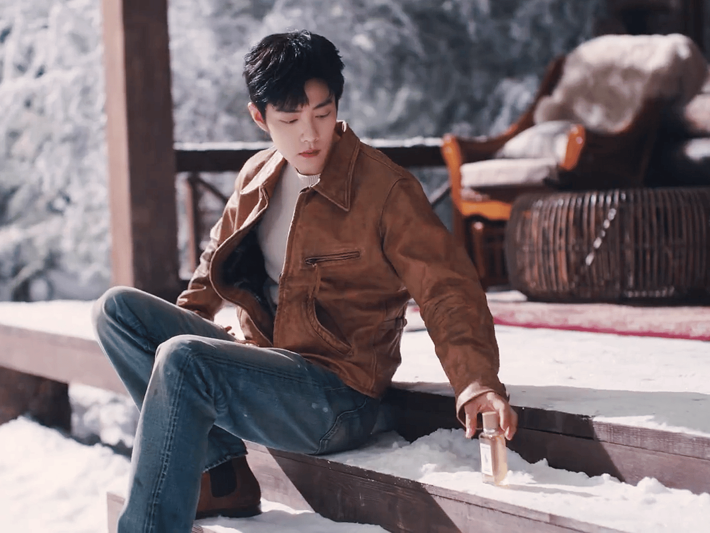 肖战冬日皮衣全球大片来了！谁懂肖战穿皮衣到底有多帅！！！冷杉的青绿松息交织琥珀暖