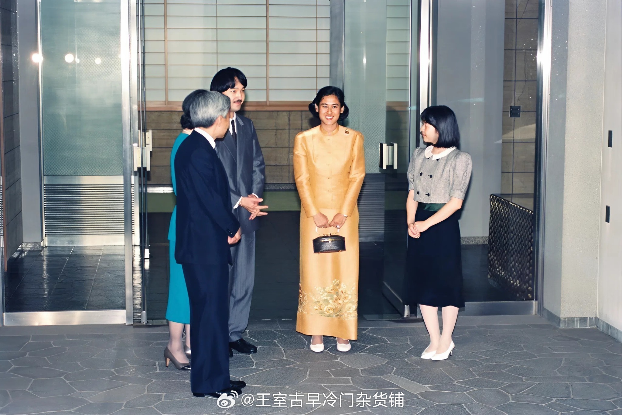 王室王室泰国王室暹罗往事老照片：1990年6月27日，大婶访问脚盆。妈呀第一次