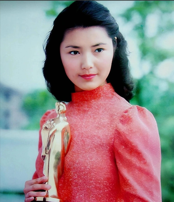 1984年，对于30岁的<em>姜黎黎</em>来说，是命运大起大落的一年。她突然高烧不退，整整两