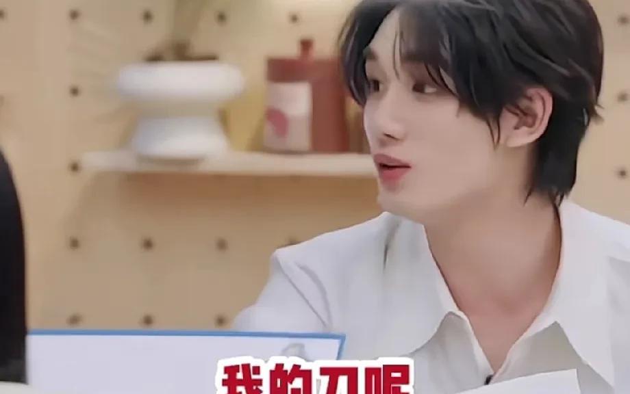 #李雪琴#“我挂脸了”，高瀚宇一嗓子把雪琴吓生气了。在《我们的宿舍》中，众人