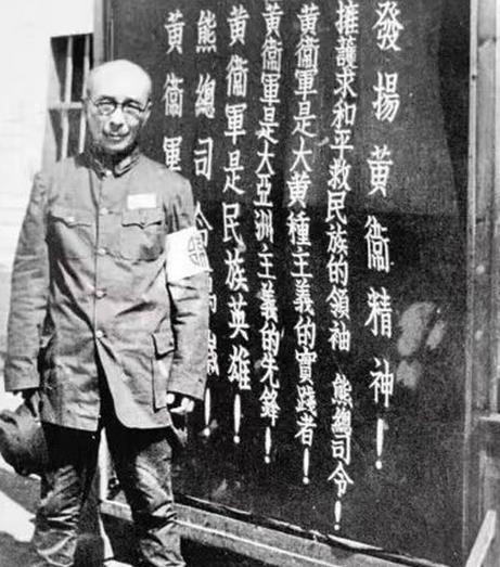 1939年，中统特工熊剑东被捕，妻子唐逸君为了救出丈夫，就去找丁默邨，丁默邨奸笑