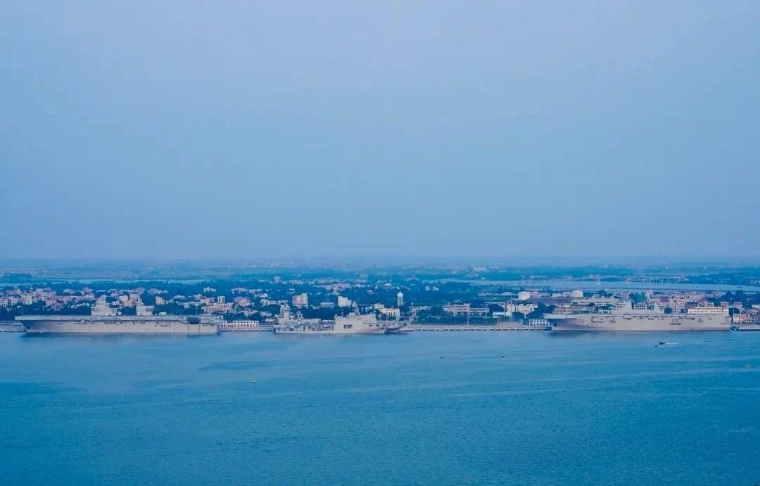 图片是南部战区海军湛江军港，仔细看画面中有5艘军舰，排水量总吨位超过了13万吨。