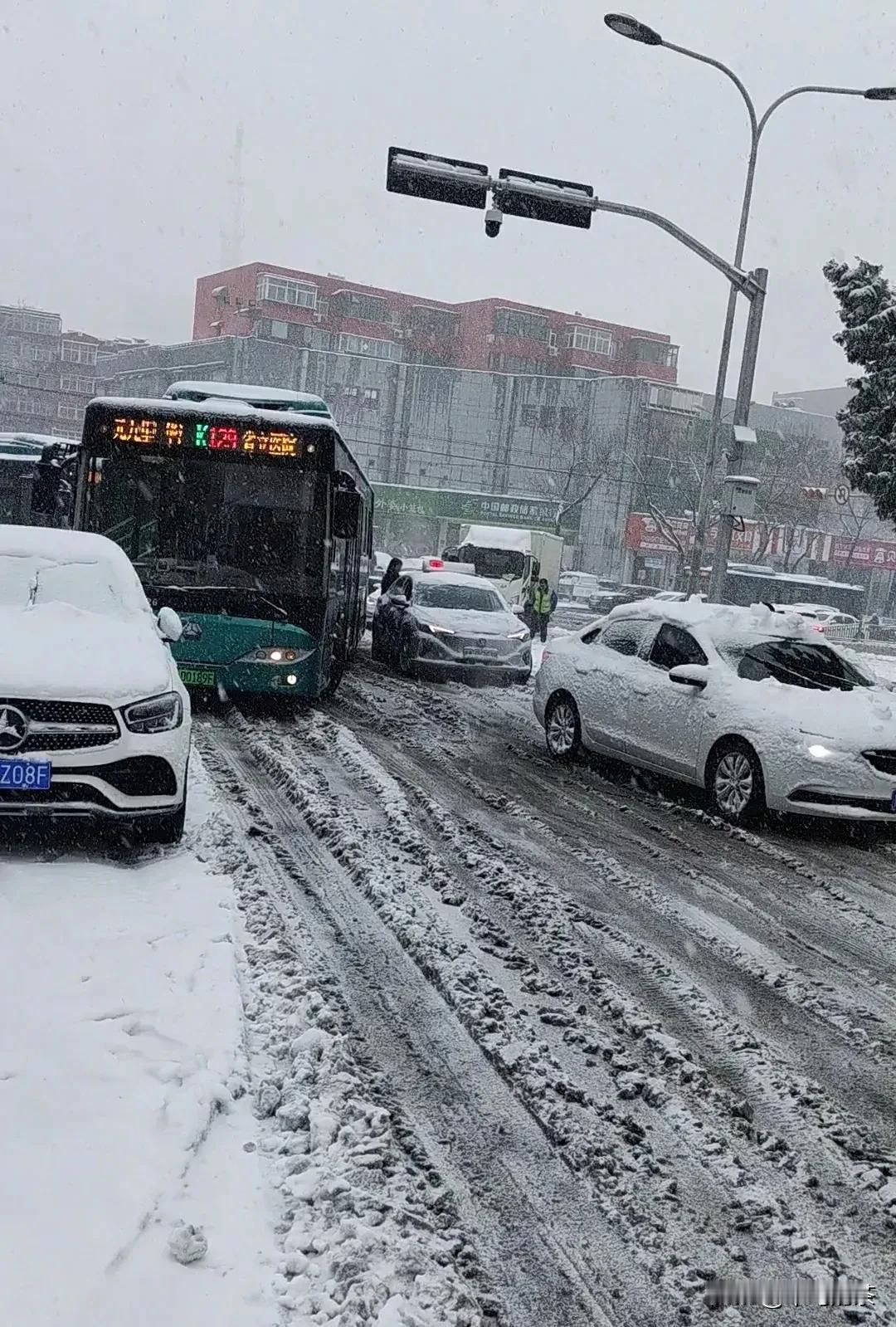 济南这次有点大意了。好几天前就预报有雪，但没想到雪下得这么大。这几年济南