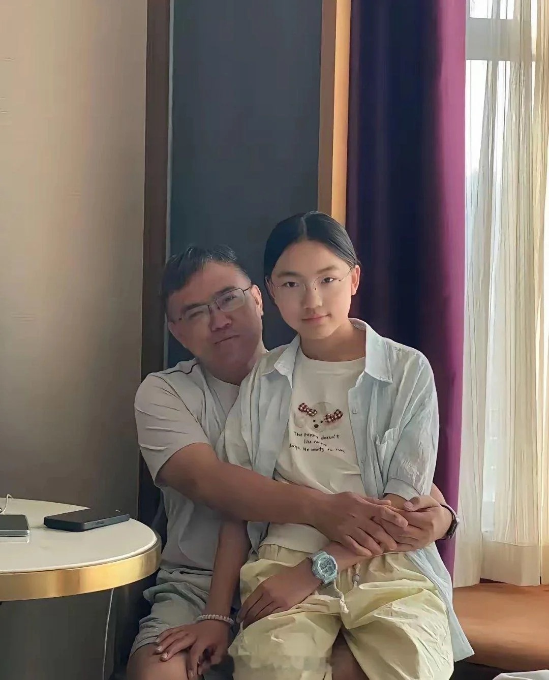 都说女大避父，俺家的这爷女俩，这行为算不算是太出格了？