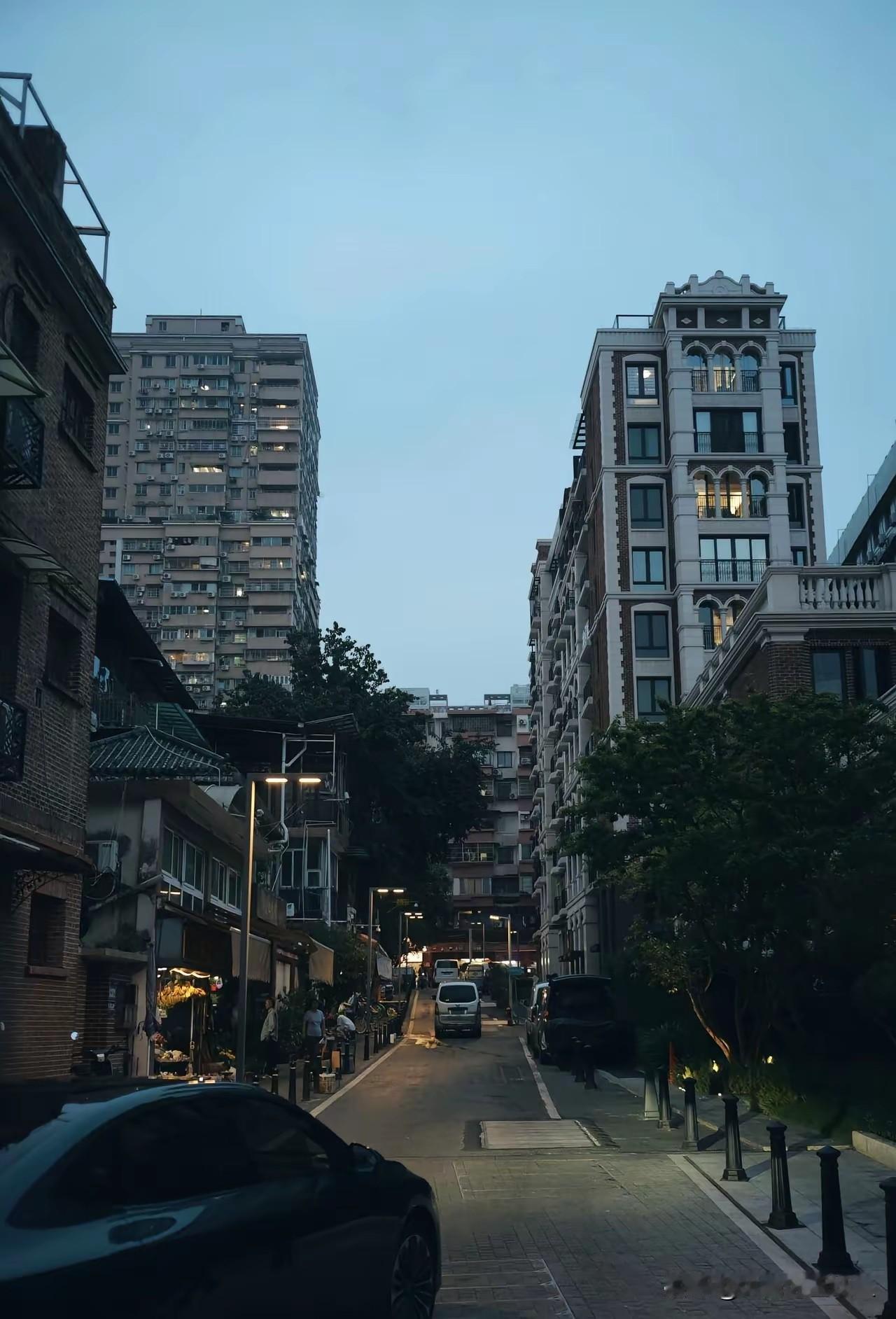 在广州晃了三天，才算懂了什么叫“藏在烟火里的漂亮”。走在越秀区的老巷里，墙