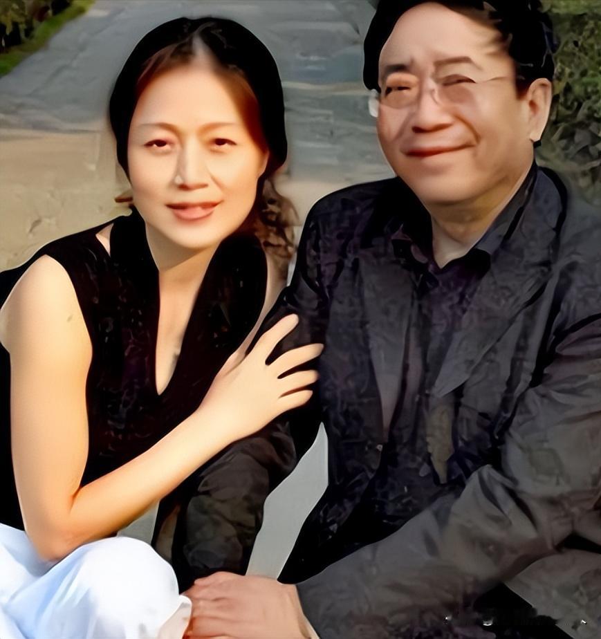 1992年，余秋雨二婚娶了小16岁的黄梅戏演员马兰，洞房花烛夜，余秋雨向妻子提出