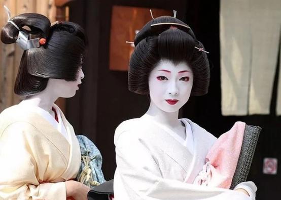 公元654年，日本使臣觐见唐高宗时进献了两名美女，唐高宗兴趣所致当晚就招美女侍寝