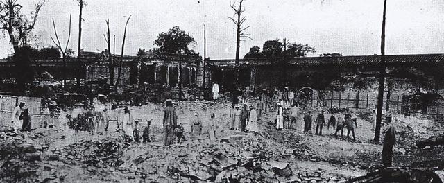 1949年，国家组织了7万人在北京故宫里清理垃圾，耗时整整9个月，清理出了近40