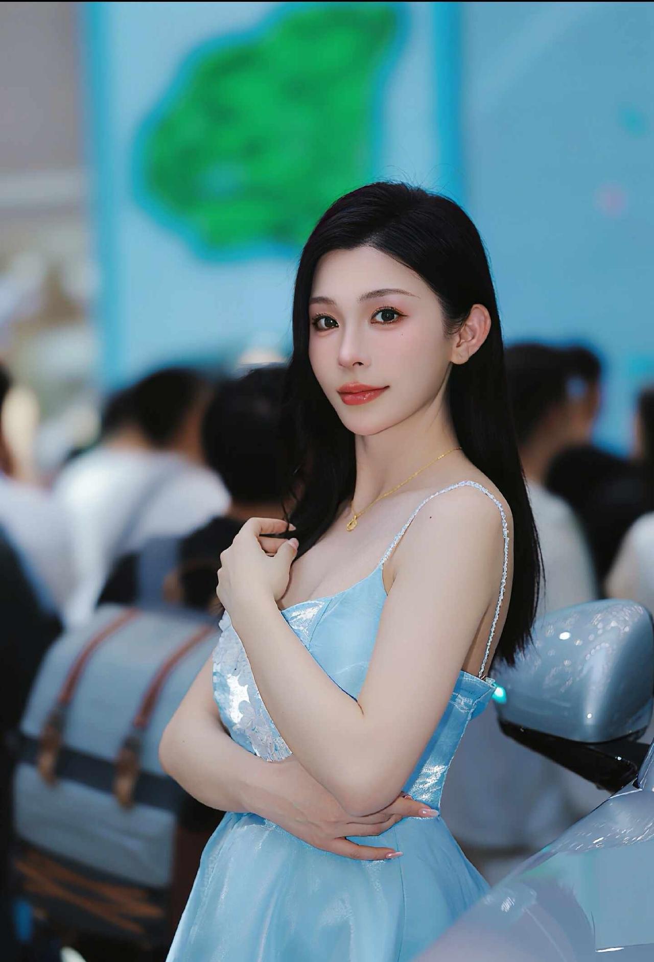 大河车展车模大河车展打卡，今天送了两个打印出来的相纸模特会展车展