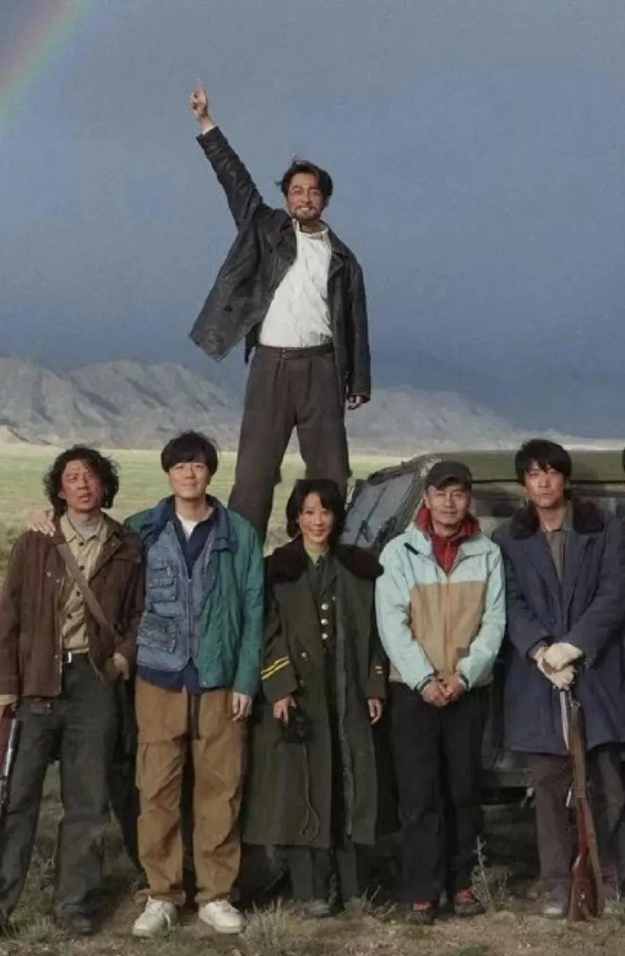 正午阳光的老板侯鸿亮在朋友圈晒出了肖战的《谍报上不封顶》和杨紫的《生命树》呢！