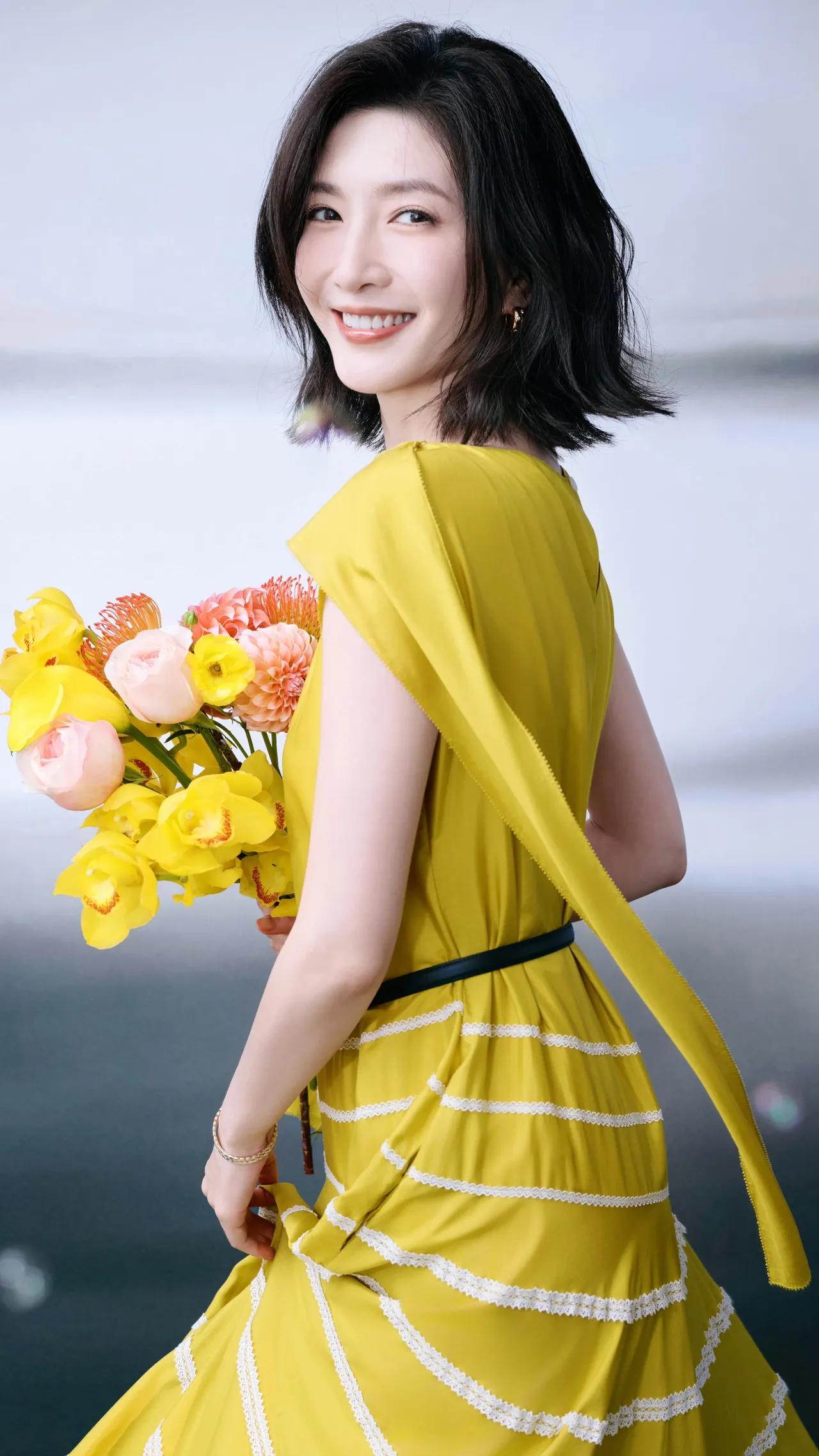 美女壁纸～江疏影，明黄裙衫裹着春日的暖意，风掠过发梢，捎来花束的清甜。她转身时眼