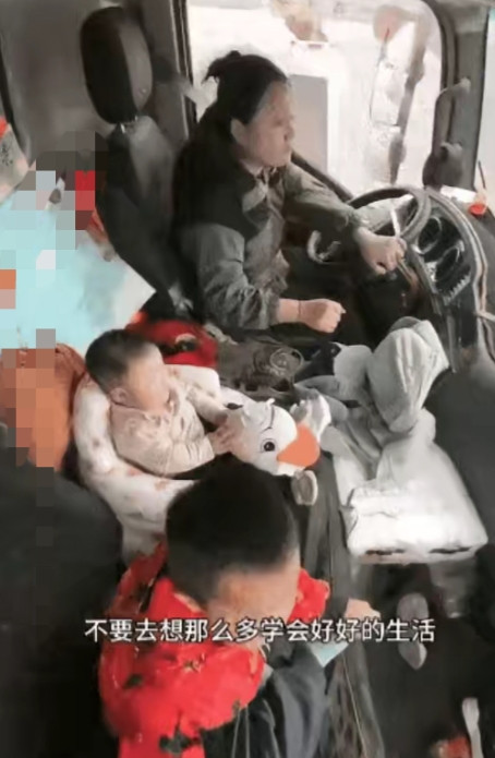 这个女人疯了！货车女司机离婚带俩娃，为了养孩子贷款买货车，让孩子睡车上，很多男司