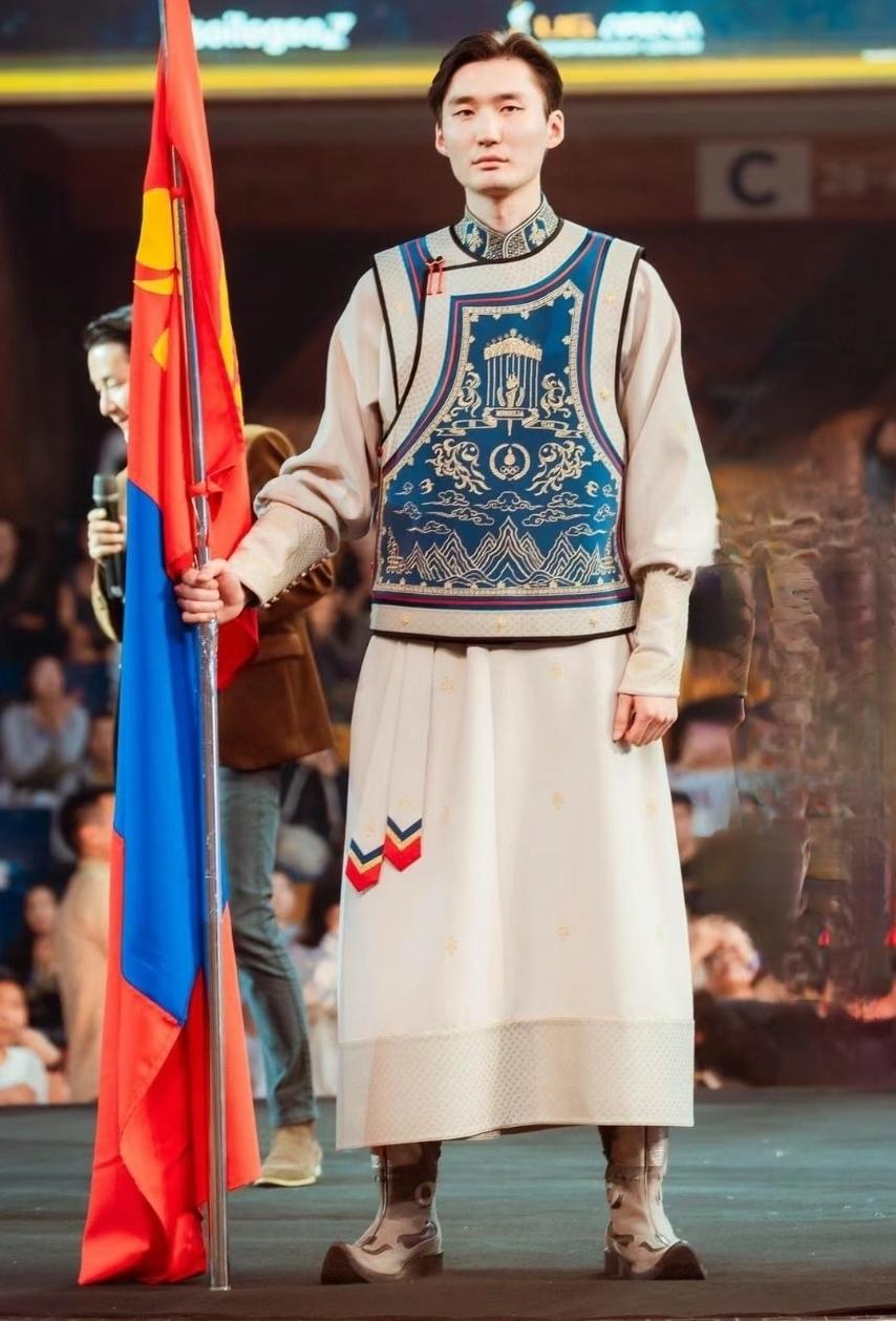 蒙古国两届冬奥队服引爆热议：从清朝旗装恢复右衽蒙古传统服装，藏着游牧文明与中原文