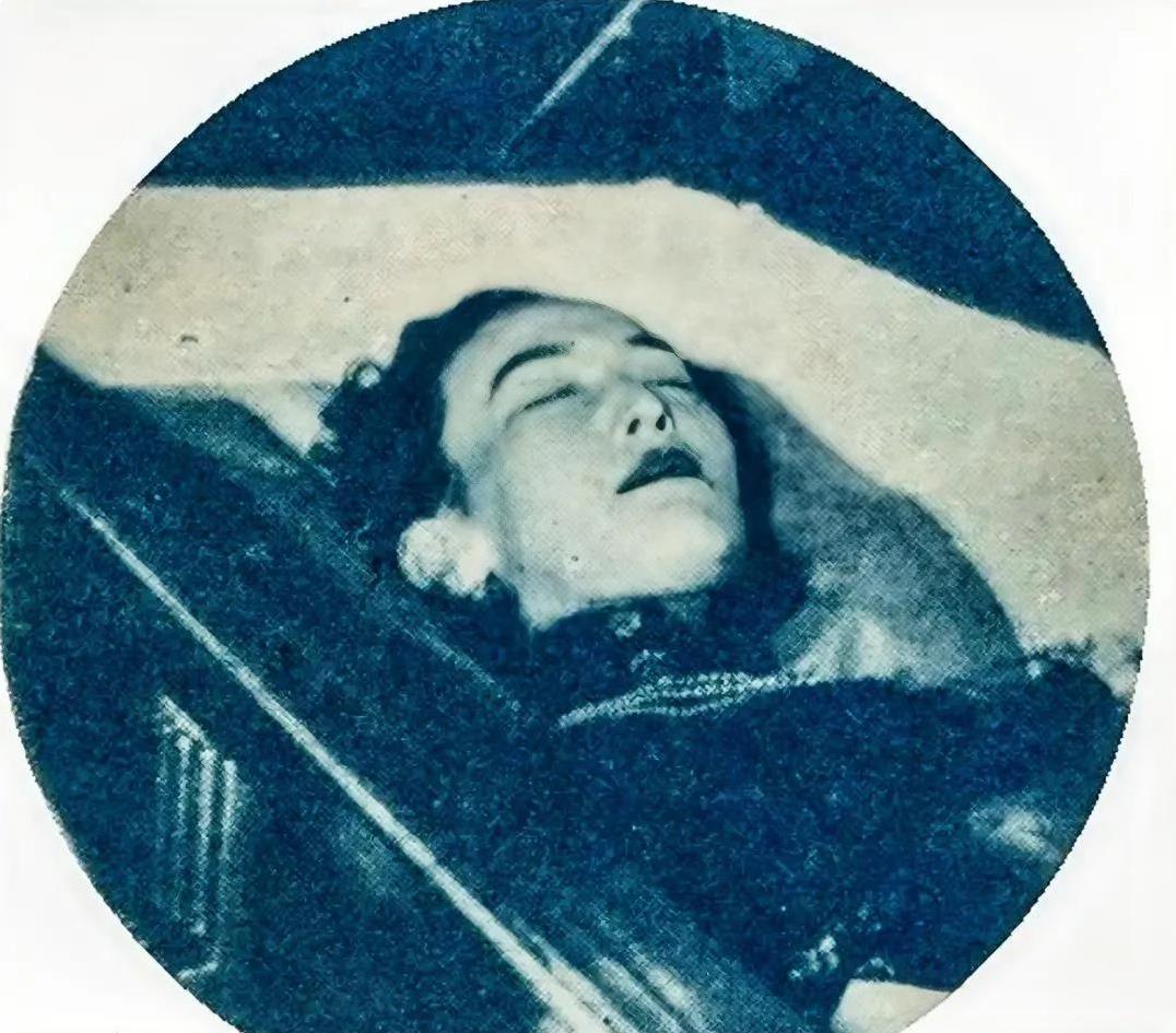 1957年9月，上海殡仪馆中，37岁的周璇身着旗袍安详长眠。这位从被拐卖孤儿成长