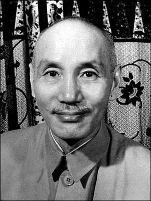 在蒋介石的侍从人员中，汪日章是个值得注意的人物。他有两个身份，每一个都足够特别