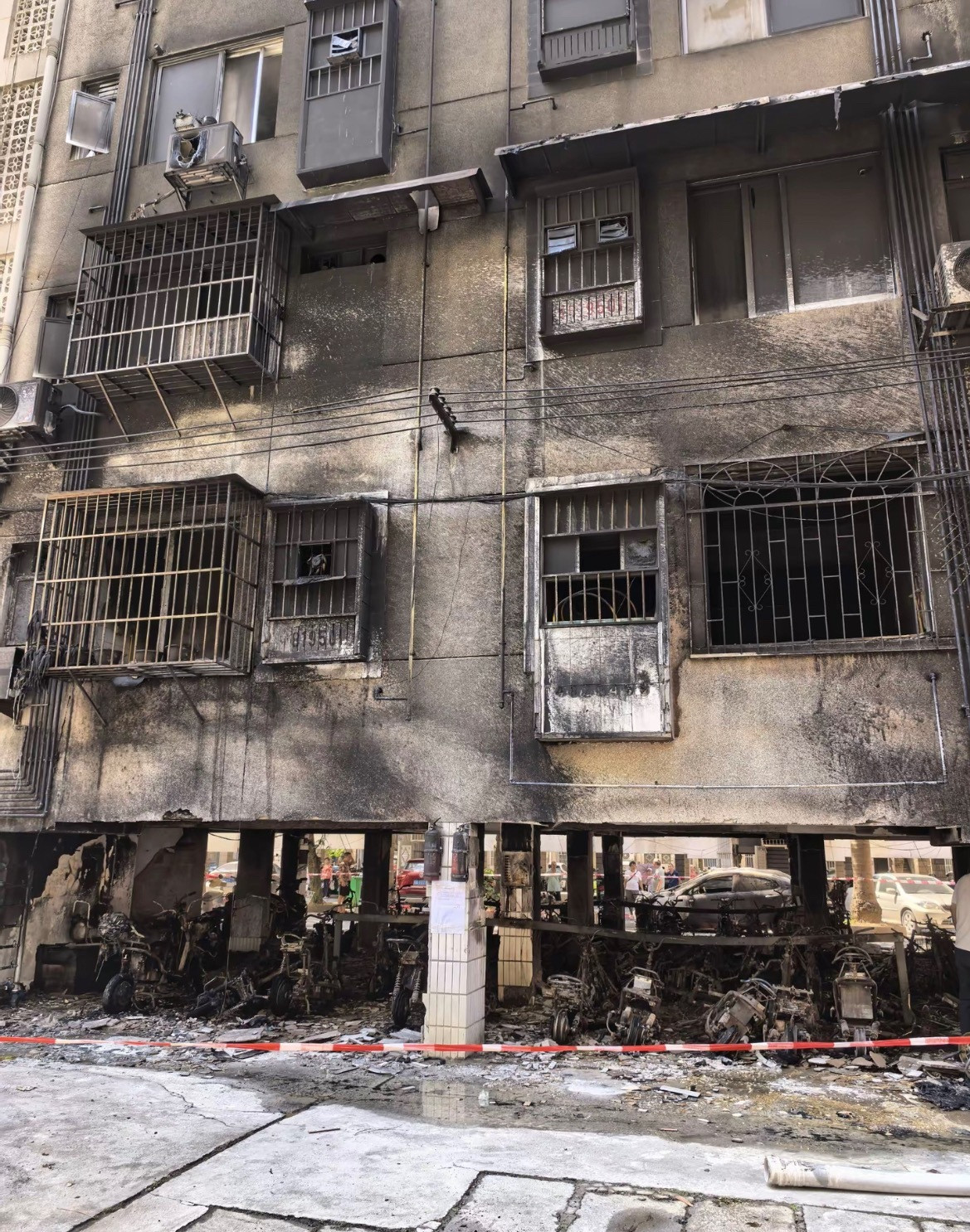【南宁一小区充电区起火数十辆电车被烧毁】6月3日凌晨，网友爆料称：广西南宁某小区