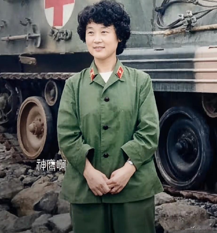 我与“钢铁战友”的合影。1985年老山前线装甲救护车（俗称坦克救护车）正式名
