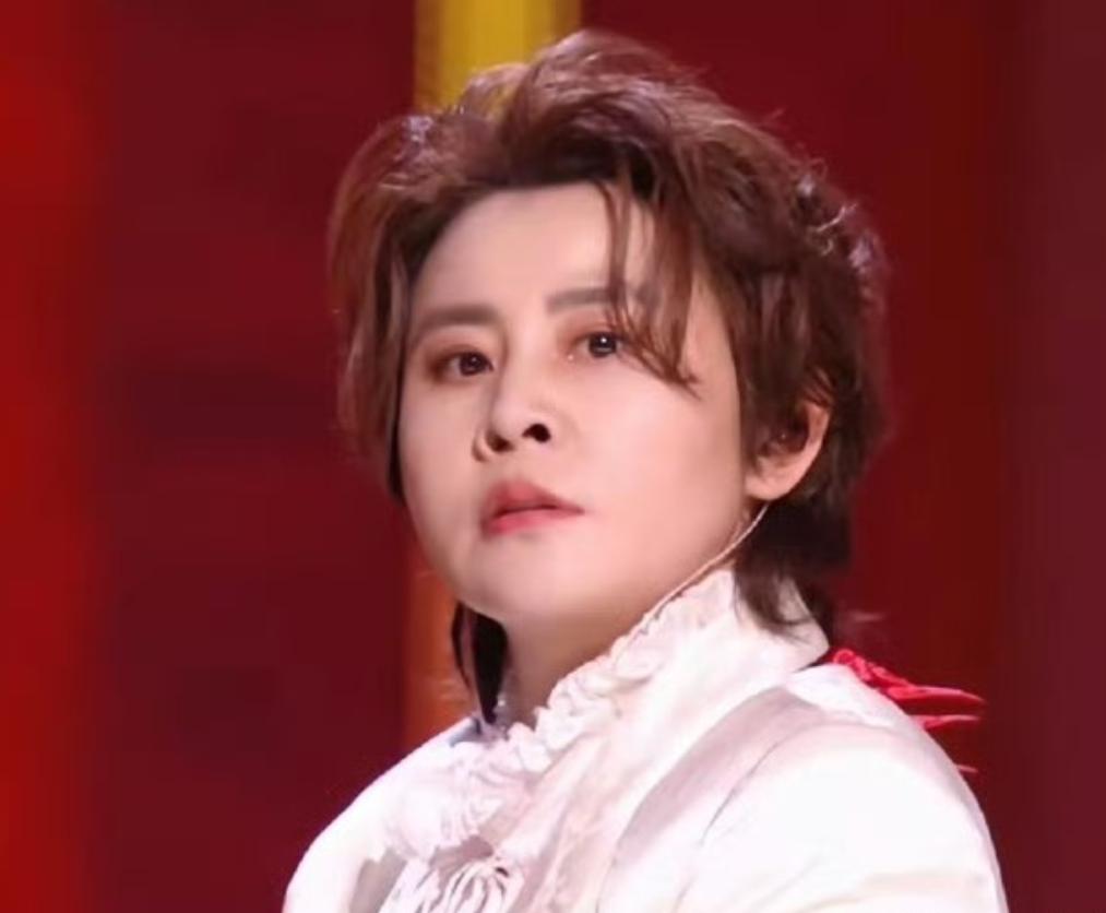 王濛，明显不高兴了！4月3日深夜，王濛连夜冲上了热搜，原因是她听到倪萍的话后，表