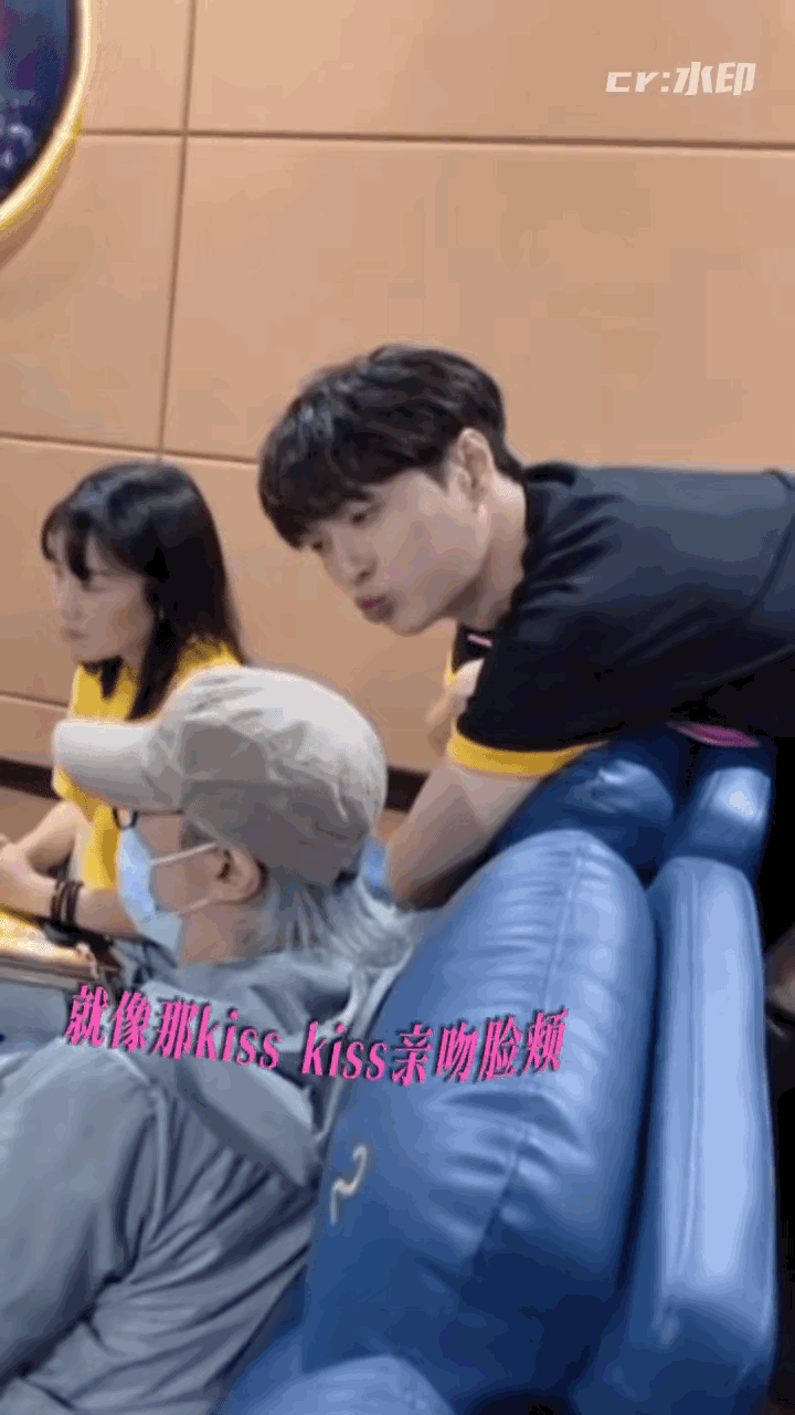 看《功夫女足》的路演和宣传活动感觉张艺兴有点“过”了表达对周星驰的尊重和爱慕