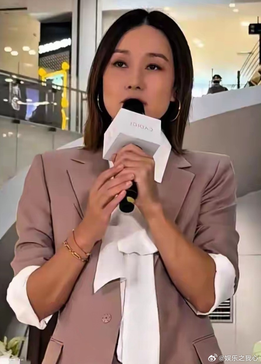 马伊利怎么会混成这样了？最近，她现身上海出席活动。她身着一套过气西装，松松垮垮的