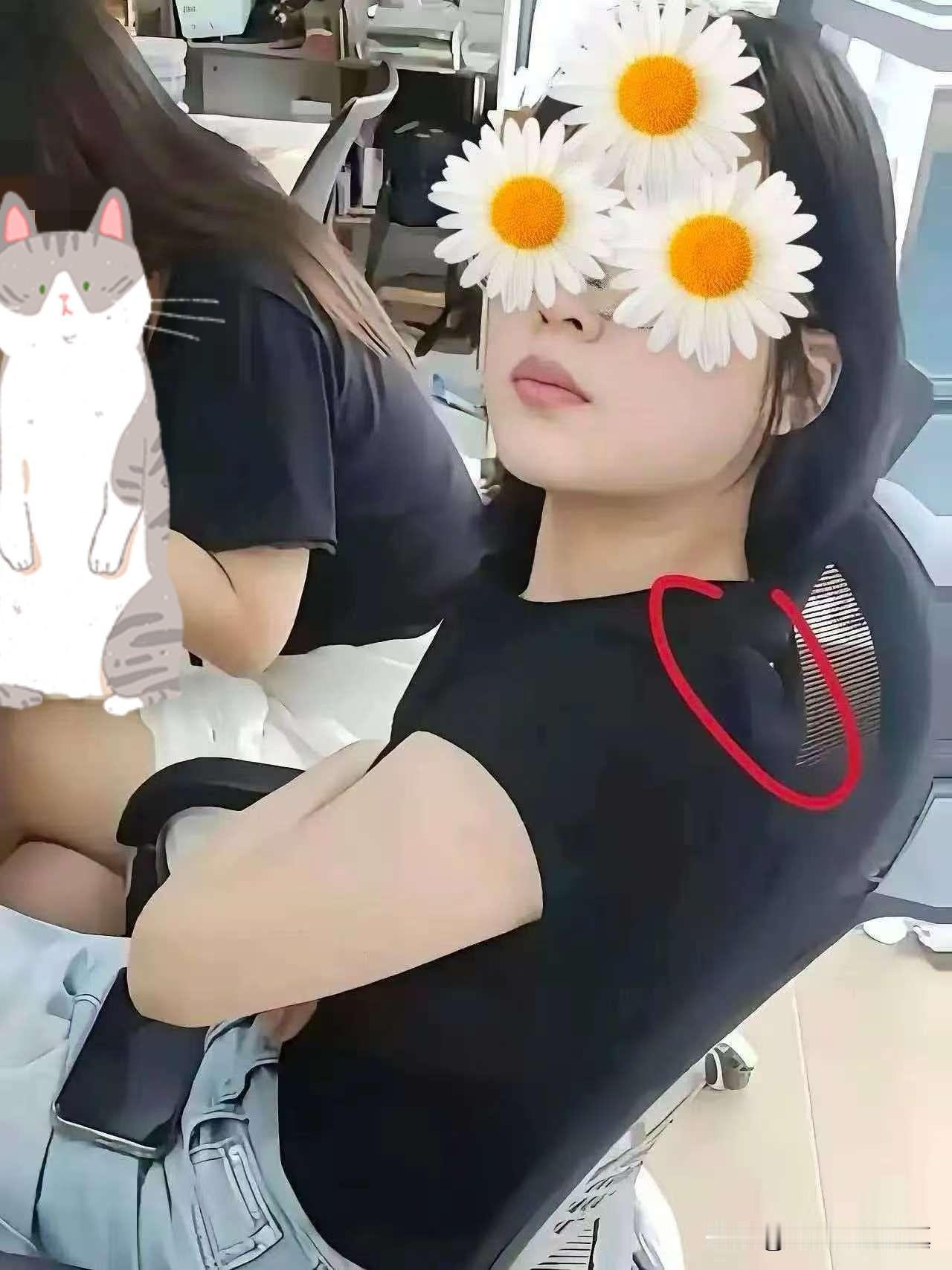 这位白嫖外卖的女员工这下慌了，白嫖外卖就算了，现在又被人扒出来，穿的这件黑色