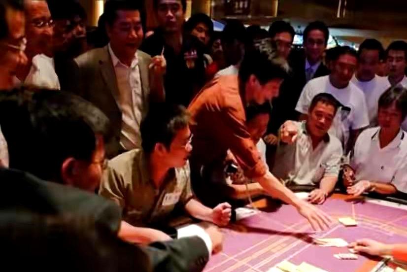 走廊里掐灭一根烟时，他耳边还在嗡嗡响。新疆男子带着20万去澳门试手气，前12天