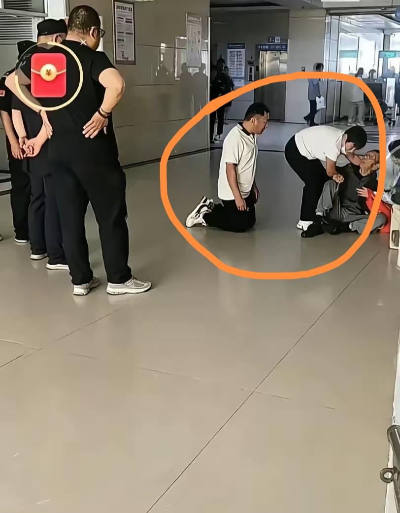 医院的通道上，儿子跪在地上苦苦的哀求父亲要听话治疗！可父亲却嚷着闹着要回家，死活