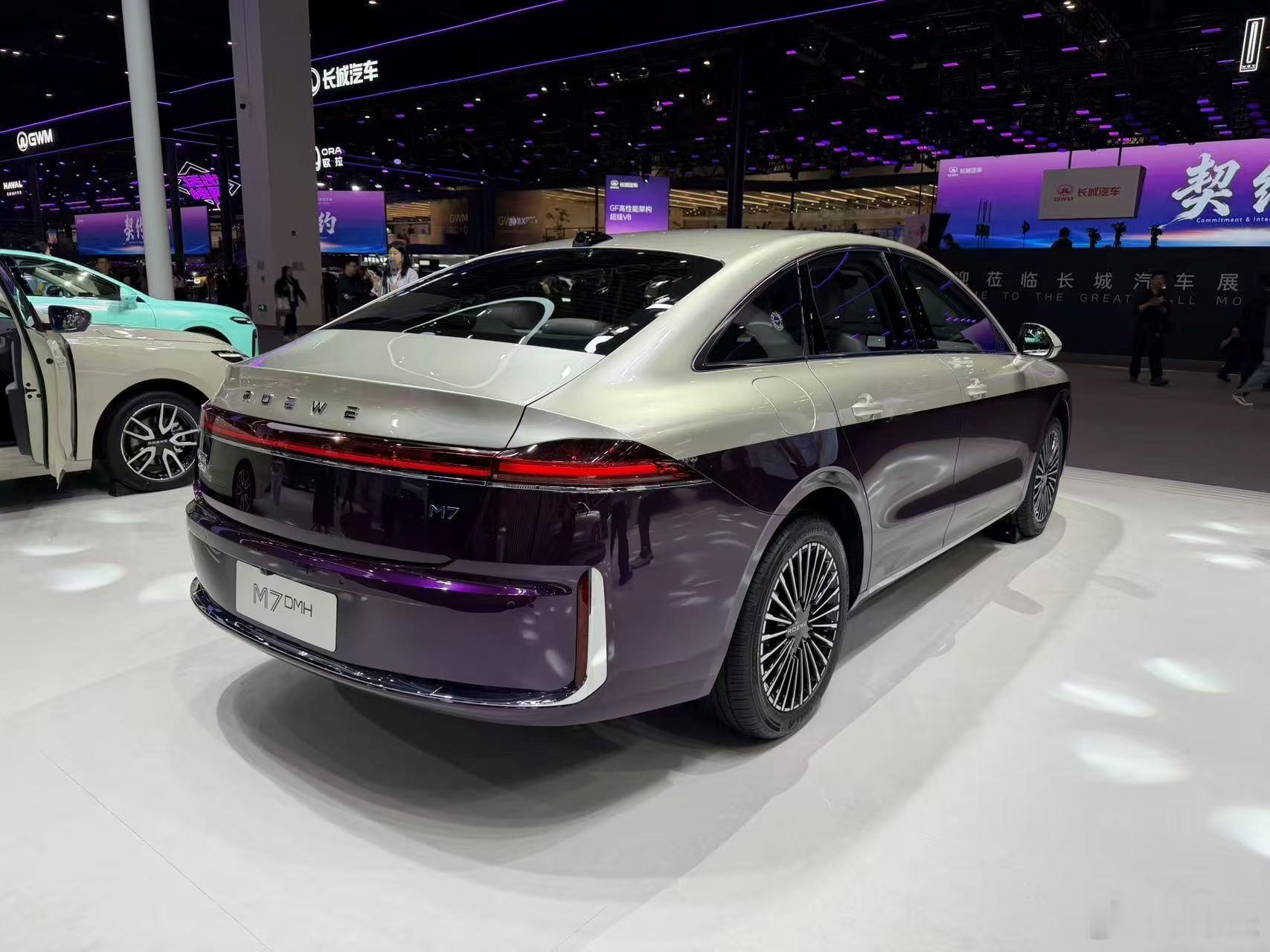 2026北京车展上，荣威M7DMH双拼色实车格外吸睛。作为上汽荣威旗下家用混动
