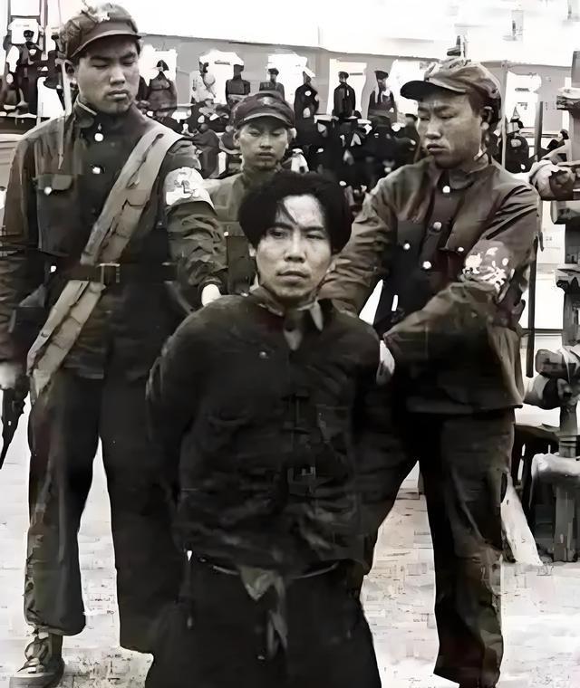 1954年，飞贼段云鹏落网，毛主席得知后，忍不住调侃道：“他不是号称‘飞贼’，会