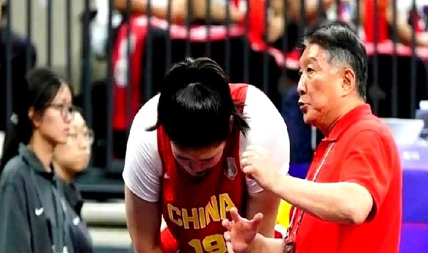 张子宇在内线被几个人死死夹击，外线却投不进球。中国女篮输给意大利这场球，问题