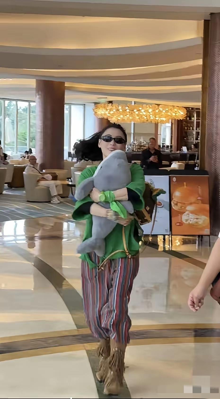 三亚亚特兰蒂斯酒店偶遇张柏芝，她扎高马尾打扮新潮，状态如少女。年过四十依然元气满