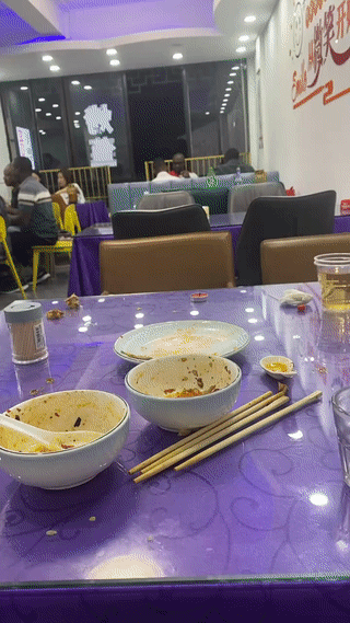 江苏某地一家饭店里，有网友拍到大量非洲黑人在这里聚餐吃饭？其实有一些饭店的老板