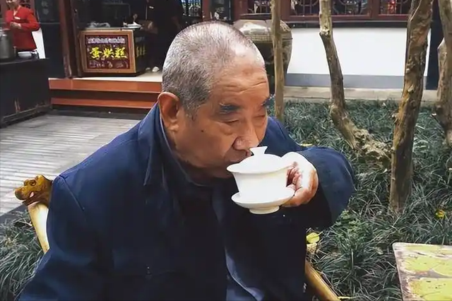 患上心脏病还能喝茶吗? 医生告诫: 心脏病人, 3种茶能不喝就不喝