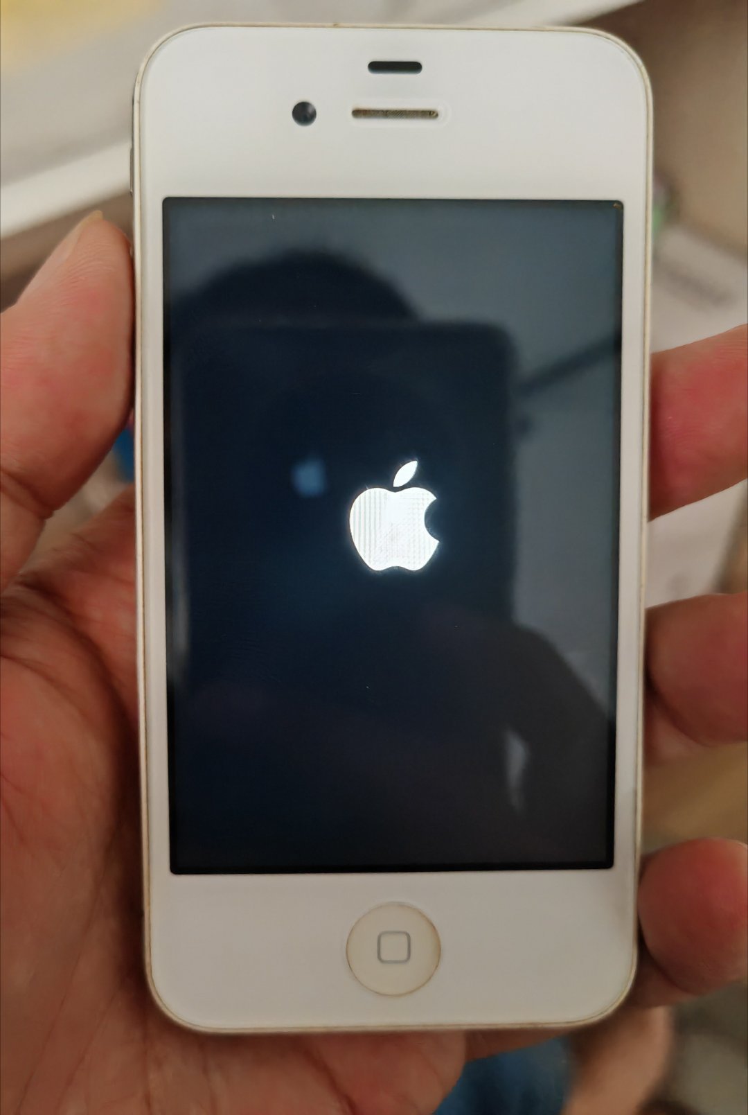 现在回头想，iPhone4真的是我心里智能手机划时代的那台机子。在它之前，手机大