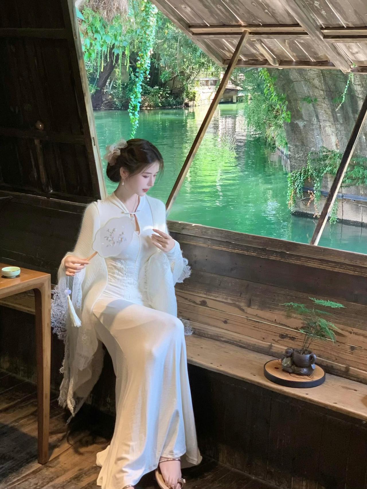 古风少女在静谧河畔沉思悠然江南水乡人家温婉国风美人手持团扇