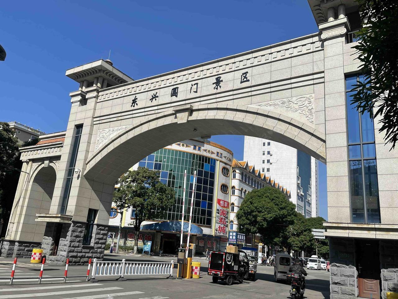 南宁小记（2）：从南宁到东兴市当天往返，主要走过：东兴口岸、一桥囯门楼、中越友谊