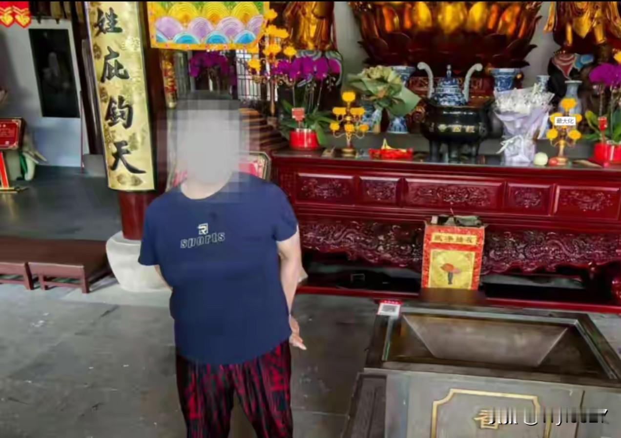 一名女子在寺庙里鬼鬼祟祟，上海警方当场将其抓获！据上海市公安局青浦区分局朱家
