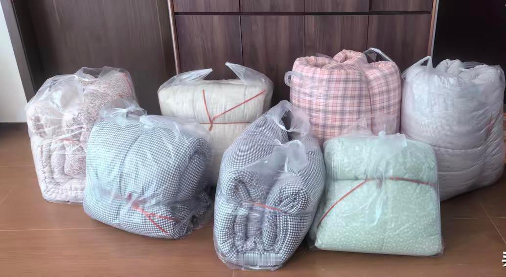 明天出发，挎着被子去武汉明天就要动身了，行李简单，还特意把被子带上，准备去武