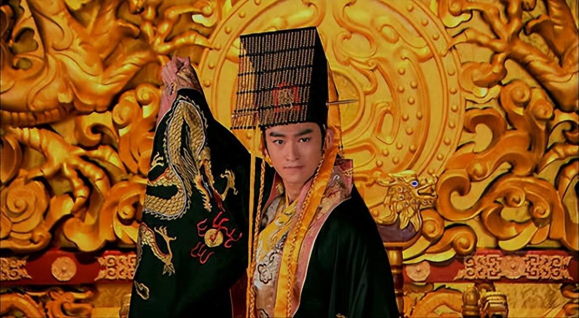 他5岁开始被关在宫里，一关就是十年。他父亲当过两次皇帝，却从来没有真正掌过权。他