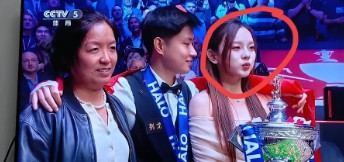 从赵心童女朋友这个细节就能看出来这个女孩很不简单她被拉上台后，先是轻轻地呼