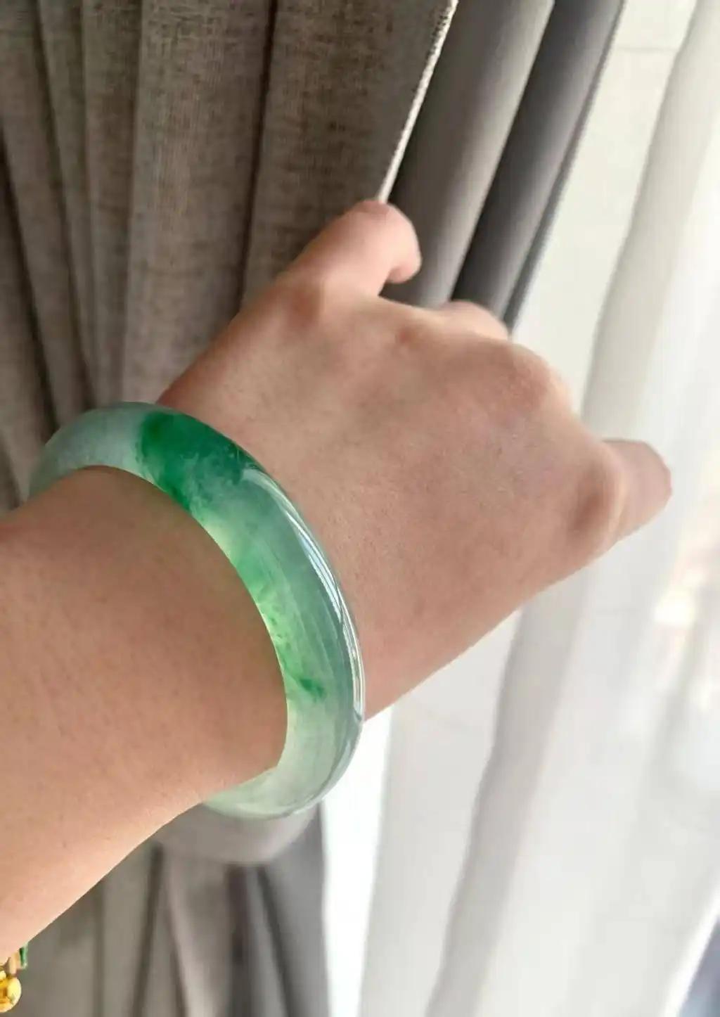 心太大了！广东珠海，刘女士下单寄一只翡翠手镯，就因为省了一个步骤，意外发生了